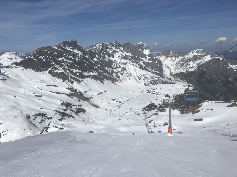 Die Pisten am Laubersgrat waren um 10.30 Uhr, als ich hochkam, noch etwas gar hart. Seit 12 Uhr dann herrlich aufgefirnt, sodass auch die vielen Absätze und Wellen weniger stören.