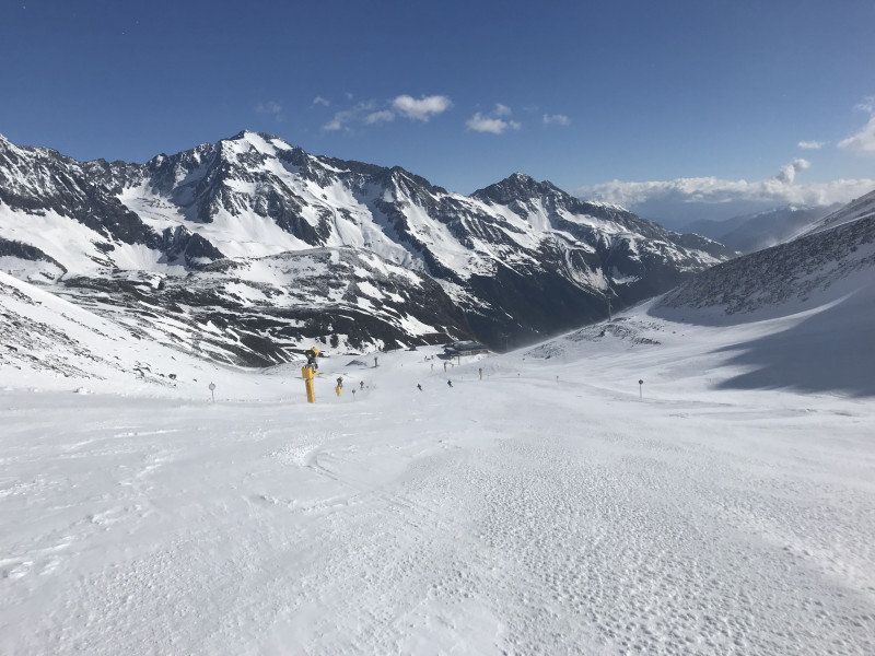 Auf der ersten Abfahrt zur Mittelstation warf es mich mehrfach fast aus den Schuhen. Ein grässlicher Wechsel von Eis und Bremsneuschnee.