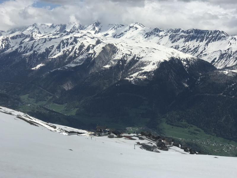 Hier ist der Gegensatz Frühling im Tal - Winter im Skigebiet gut ersichtlich