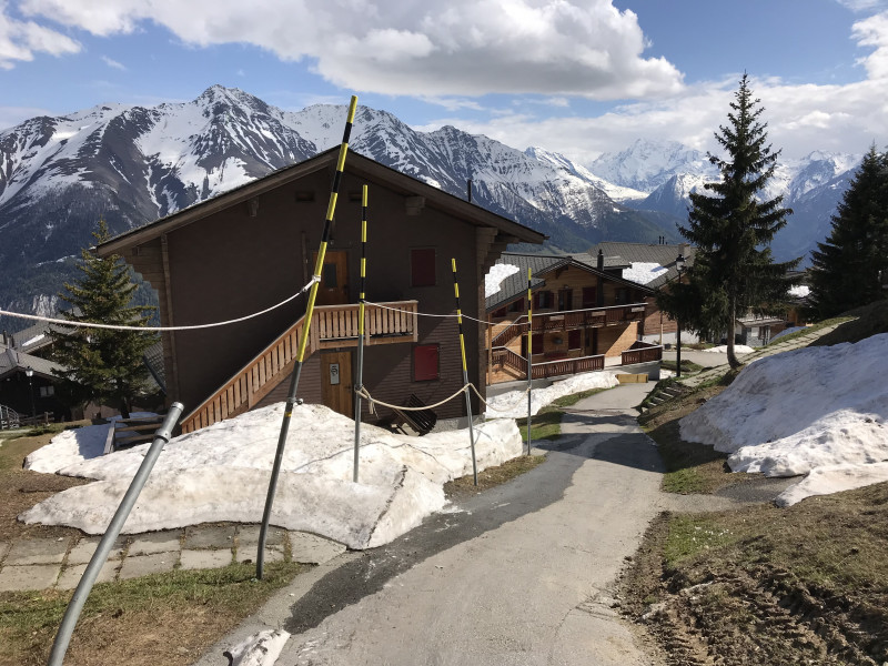 Dies Bild mit dem provisorisch erhöhten Halteseil zeigt die aussergewöhnlichen Schneemassen dieses Winters