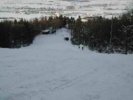 Blick von Bergstation Sektion II in Rictung Talstation Sektion II und Skihütte (links)