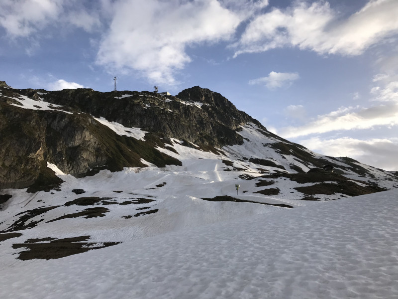 Auch hier oben hat man mit grossem Aufwand den Wanderweg / Fahrstrecke freigeräumt. Als Tourengeher eher suboptimal