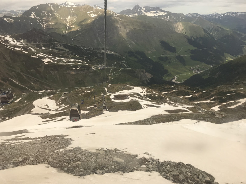 Die Abfahrt zur Sommerbergalm wäre noch gut zu machen und durchgängig bis vor den Schlusshang. Kurz habe ich mir überlegt, sie zu fahren, war dann aber doch zu faul. Wenns noch bis zur Brücke Schnee gehabt hätte, hätte ich es gemacht.