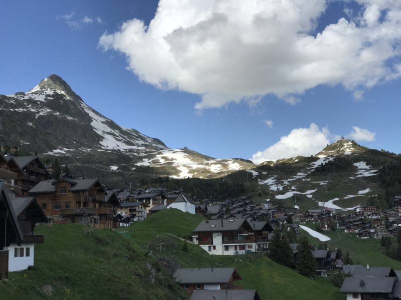 Wieder deutlicher Schneerückgang. Eine durchgehende Abfahrt ist nicht mehr möglich