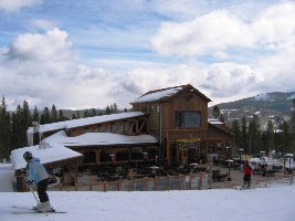 Western-style Restaurant, Terrasse übrigens beheizt, Barbecue kann ich heute noch riechen, schleck, Cheeseburger leider 7$, sonst drei davon gegessen...