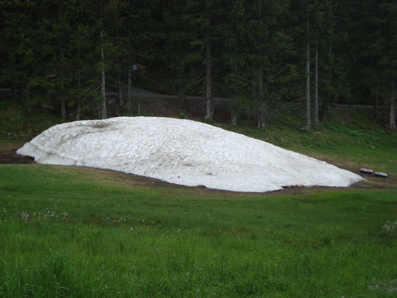 Schneedepot bei den Förderbändern noch da.
