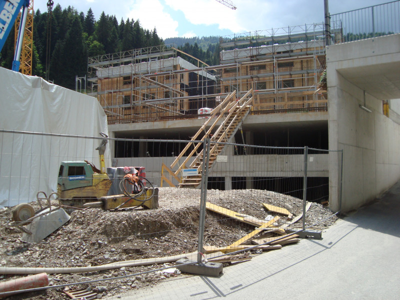 2 Zimmereinheiten stehen bereits auf den Garagen