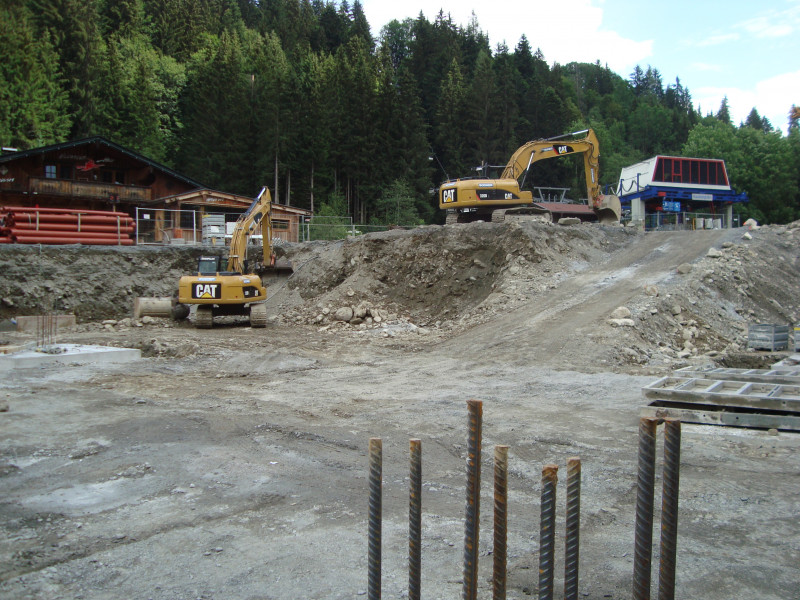 Jetzt wird bereits vor dem Hexenhäusel und Hausberbahn ausgebaggert.