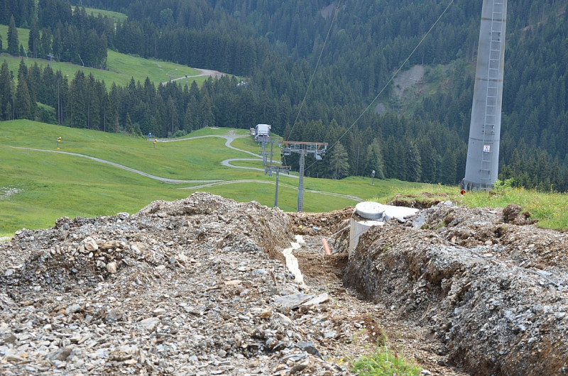 Leitungsgraben oberhalb Straße