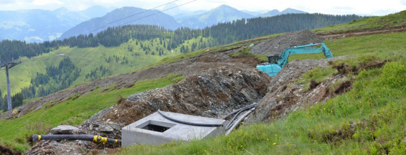 Leitungsgraben, links Gasleitung