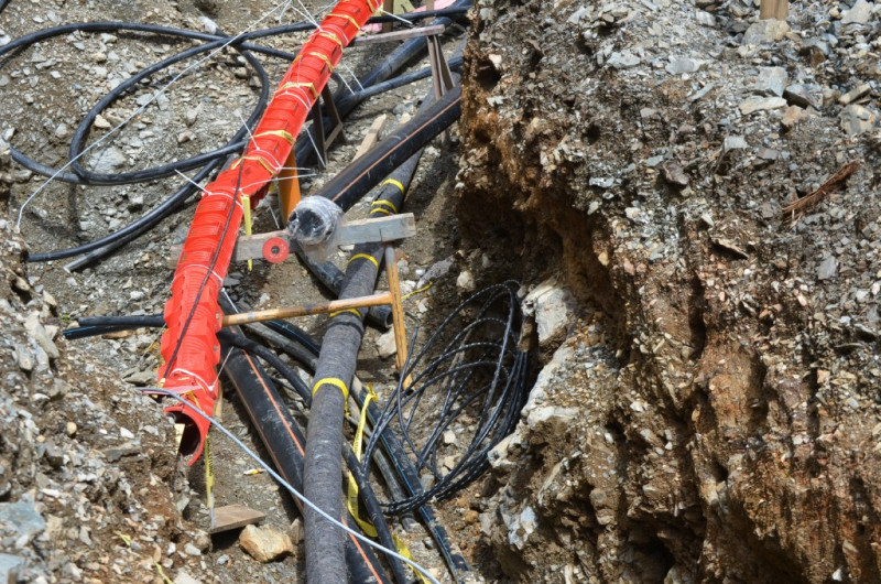 Leitungen neben Verbindungsstraße