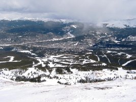 281-Blick von der Bergstation T-Bar auf die Peak 8-Schneisen und auf Breckenridge.jpg