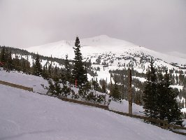 Peak 8, 3963 m vom Peak 10. Die beiden Kästchen sind die Warming Huts an den Bergstationen SL T-Bar (rechts) und DSB Chair 6 (links). Von dort bis zum Gipfel hinauf erstreckt sich die Imperial Bowl