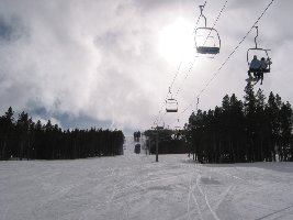 Super Abfahrten in diesem Bereich, leider nur lahme Beschäftigungsanlage. So sieht die Pistenqualität übrigens um 15.00 Uhr zur Hochsaison aus!