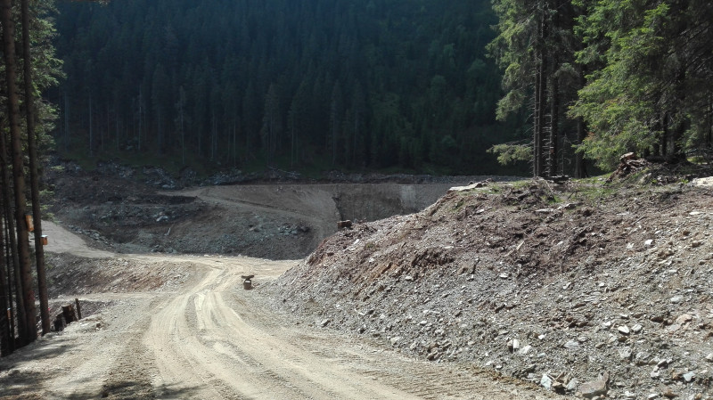 Neuer riesiger Speicherteich. Total verteckt an der Nordseite.