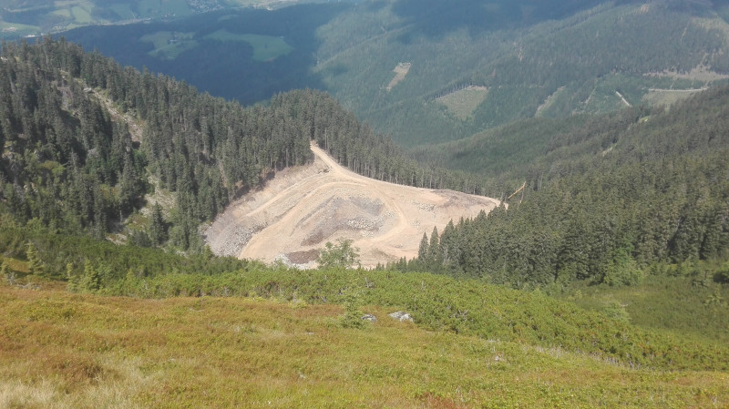 Neuer Speicherteich von oben. Fotografiert vom Grat hinter der Bergstation W11.