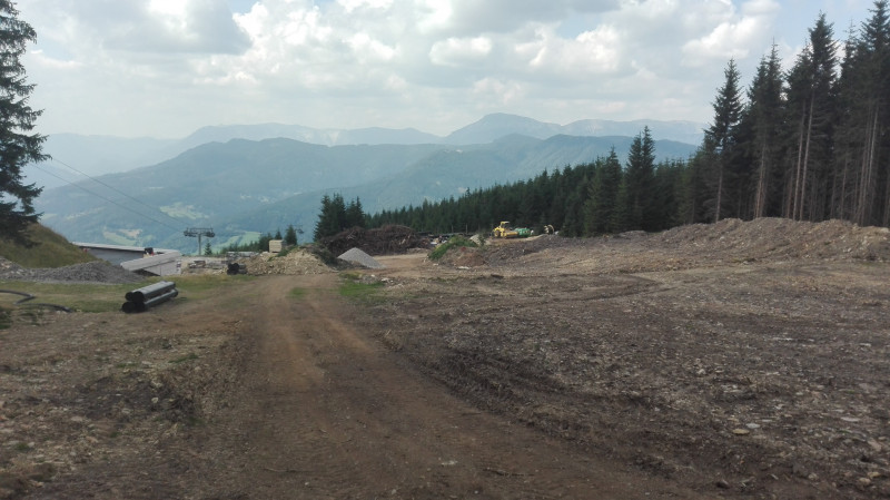 Piste ober dem bestehenden Speicherteich.