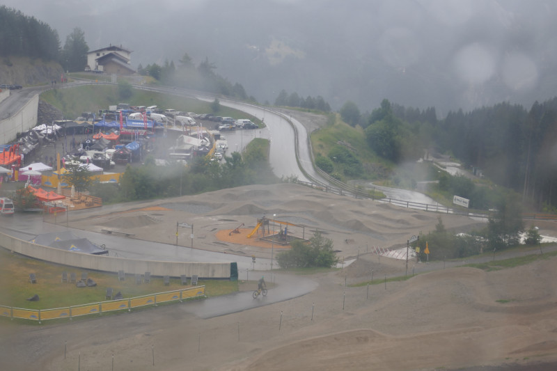 Erweiterter Bikepark mit neuem Landing Bag (hinter den Bäumen rechts)