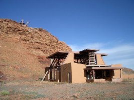 Talstation, im Hintergrund die Trasse mit einigen Kabinen und die Bergstation