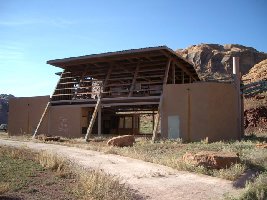 Talstation, im Vordergrund der Fußweg vom Parkplatz zum Zugangsbereich