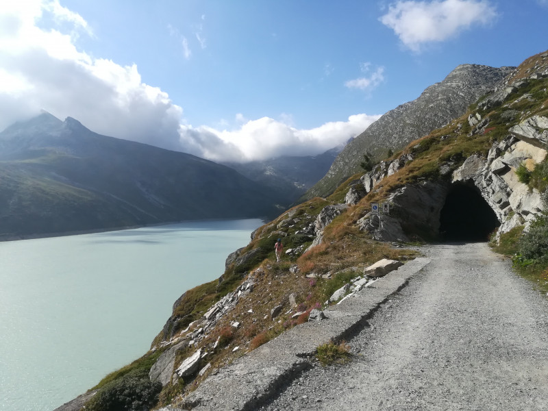 Der kinderwagentaugliche Weg wies zwei Tunnels auf. Einmal musste man durch den Tunnel, ein anderes Mal war er für Fussgänger gesperrt.