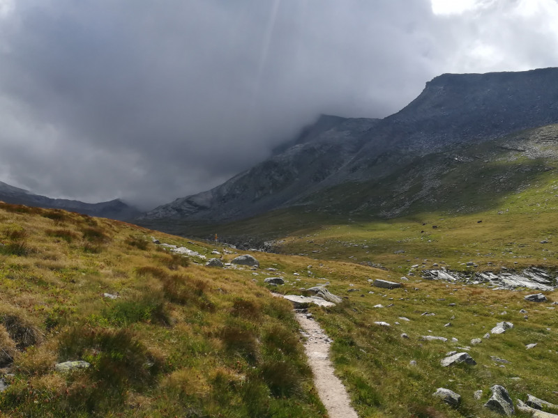 Während es in der Schweiz sonnig war, drängten von Italien dunkle Wolken hinüber. Ich erwischte auch einige Regentropfen.