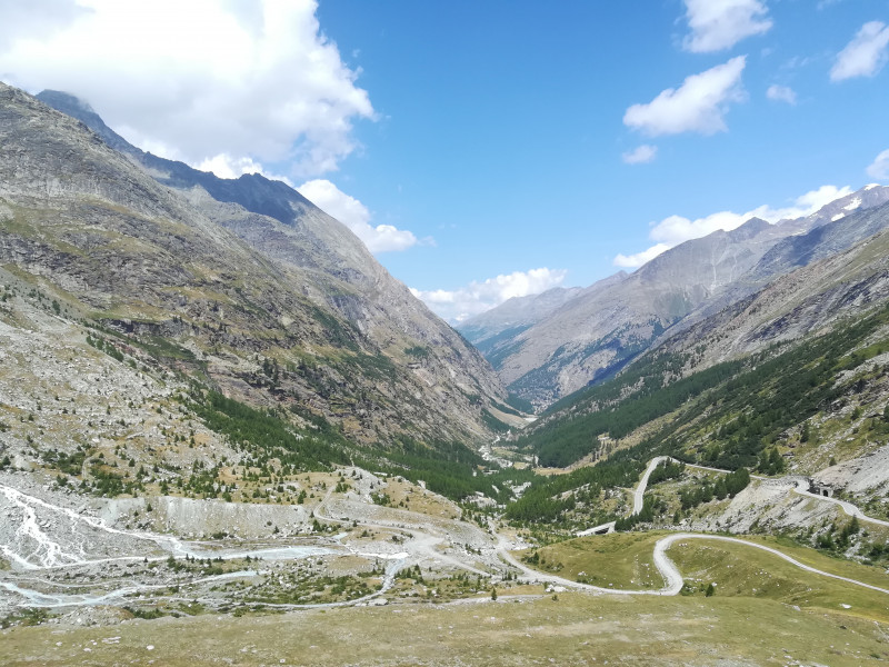 Kurze Zeit später erreichte ich um 13:15 Uhr wieder den Ausganspunkt, wo ich noch eine Foto talabwärts machte. Unterdessen drehte der Wind kräftig auf, man konnte kaum noch gegen den Wind gehen. Glücklicherweise kam dann ziemlich bald ein PostAuto, sodass es nicht einmal mehr für die Ausstellung reichte.