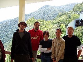 Unsere Reisegruppe in La Montana, im Hintergrund die 2. Sektion.