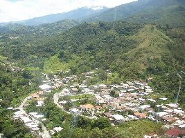 Blick aus der Gondel auf kleine Siedlungen unterhalb des Stadtplateaus