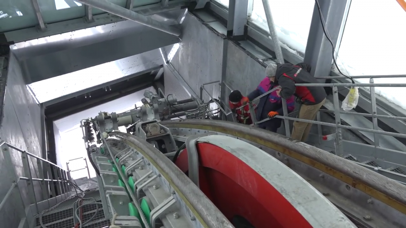 Bergefahrzeug fahrbereit in Bergstation<br />(YouTube Screen Capture)