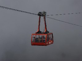 Gondel in die Wolken: neue Kabine der 4. Teilstrecke zum Pico Espejo auf 4765.