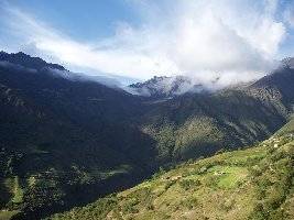 ca. 1 Stunde vor dem Dorf ist die Landschaft schon lieblicher