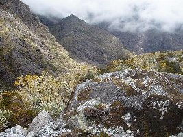 wildromantische Landschaft kurz nach dem Pass