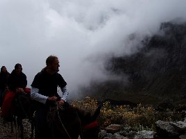 vorbei an Bergseen und schroffen Abhängen ging es zuerst bergauf bis auf ca. 4300 Meter