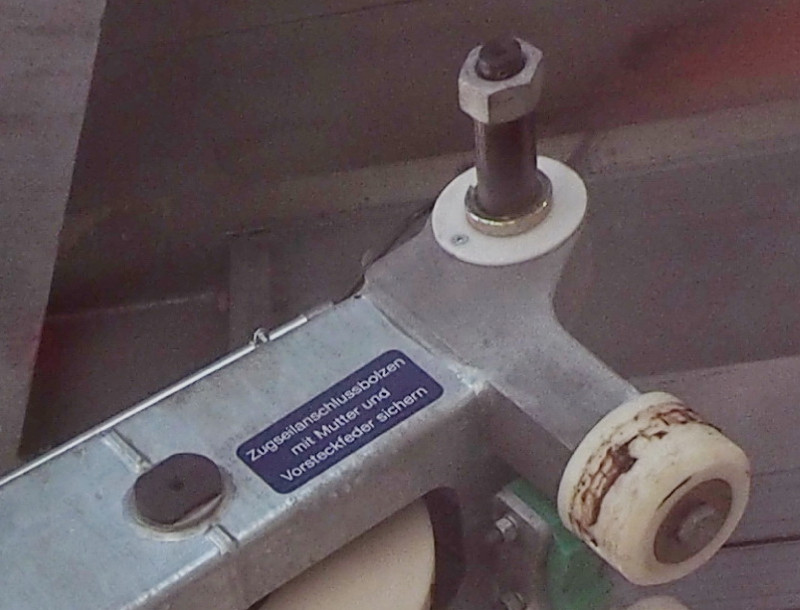 Auszug von Foto von Kris:<br />Intaktes Bergefahrzeug in Parkstellung: Laufwerk: Anschlagpunkt für Bergeseil