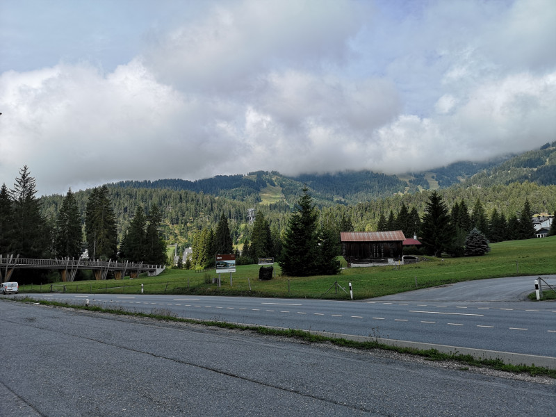 Parkplatz Staderas: Das Wetter zeigte sich veränderlich. Im Hintergrund ist die erste Stütze der Seilbahn von Laax auf den Crap Sogn Gion zu sehen