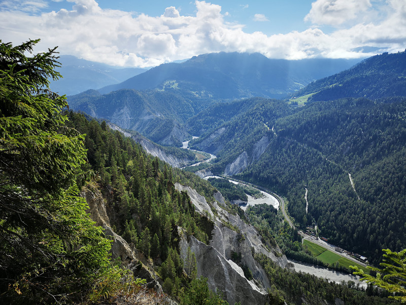 Ruinaulta. Unten Rechts die Station Versam