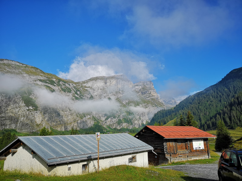 Ankunft in Bargis. Der Berg etwas rechts der Bildmitte ist das Ziel der heutigen Wanderung