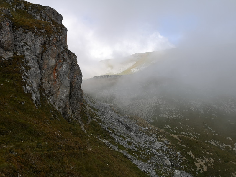 Bei Mutta Bella auf knapp 2500 müM. Wir sind in der Höhe des Nebels angelangt. Der letzte anstrengende Aufstieg ganz auf den Grat (ca. 200 Höhenmeter) fehlt noch