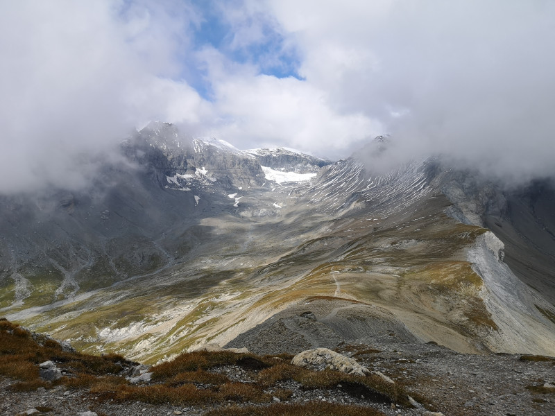 Blick Richtung Piz Segnes mit den Segnesgletscher (oder was davon noch übrig ist). Der Weg führt in dieses Tal hinein und wechselt dann unterhalb der ersten Felsen auf die andere Talseite.