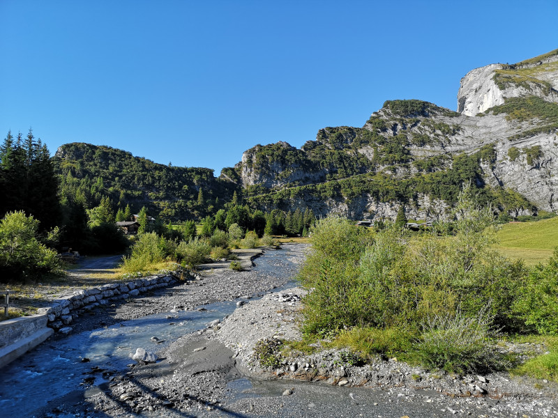 Wenige Meter nach dem Start in Bargis. Blick auf den steilen Weg zum Flimserstein vom Dienstag
