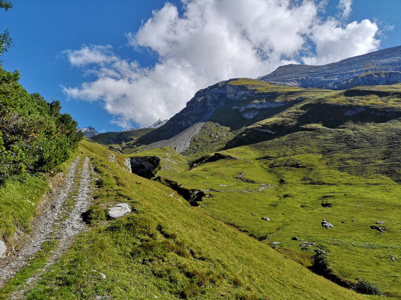 Der steile Weg zur Alp Lavadignas, bereits sind etwa 2/3 des ersten und grössten Anstiegs geschafft