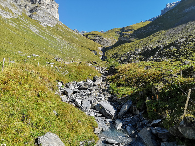 Fluss bei der Alp Lavadignas. Während am Samstag der Himmel wolkenlos war...