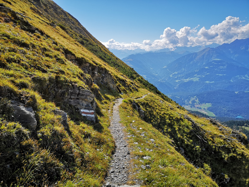 Der Weg führt dann nett angelegt dem Hang oberhalb Bargis entlang
