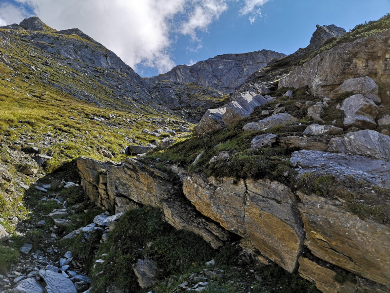 Wobei sich immer wieder Ausblicke auf die imposanten Felsen oberhalb des Weges ergeben