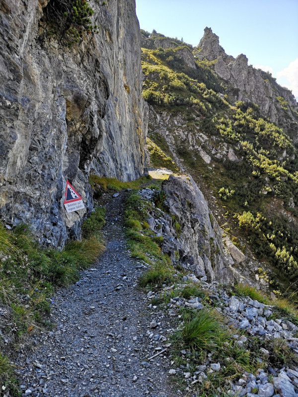 Am Schluss der Hang-Traverse folgt dann noch eine etwas ausgesetzte Passage, die aber insgesamt nicht wirklich problematisch ist, da relativ kurz (50-100m) und teilweise auch ein Seil zur Verfügung steht