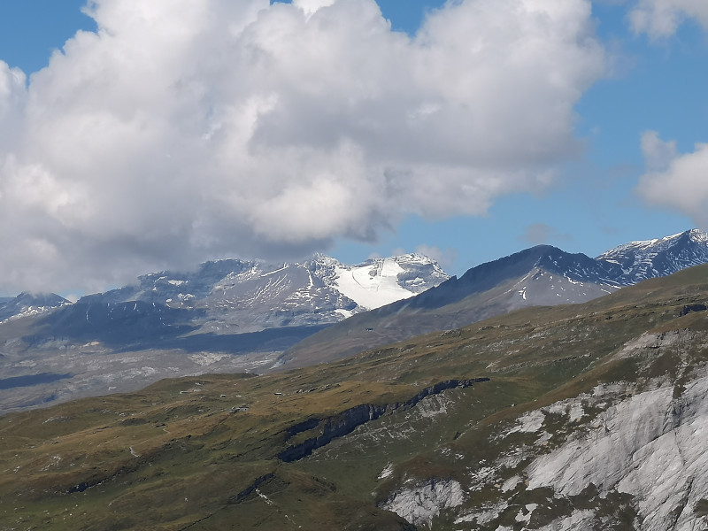 Vorab Gletscher im Zoom. Davor ist die Bergstation auf Mutta Rodunda zu erkennen