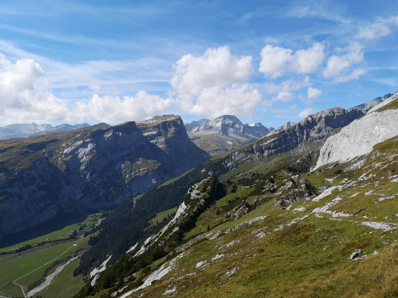 Wieder am Aussichtspunkt angelangt. Piz Dolf(Trinserhorn) in der Mitte, dahinter der Piz Segnes, links davon der Cassons, das Ziel von Dienstag.<br />Während am Samstag nur einige Quellwolken aufzogen…