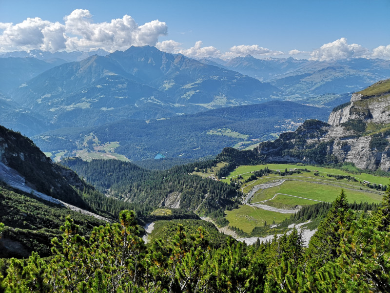 Aber auch die Aussicht ins Tal fehlt nicht: In Bildmitte ist der Crestasee zu sehen. Die Ebene rechts unten ist Bargis, der Startpunkt der Wanderung. Im Hintergrund ist wieder mal der Piz Riein/Piz Fess zu sehen.