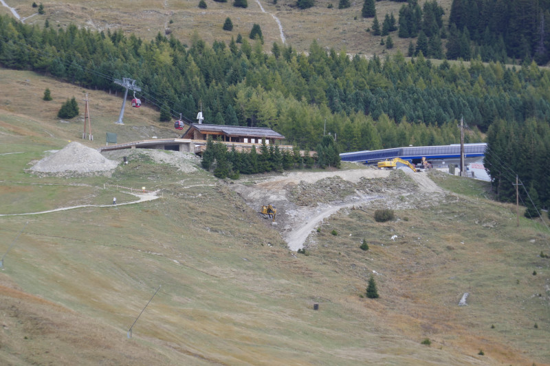 Erweiterung Restaurant Steinegg (Terasse) und neuer (modellierter) Pisteneinstieg von der EUB direkt auf die Piste (ohne Umfahrung) der Hütte hintenrum.